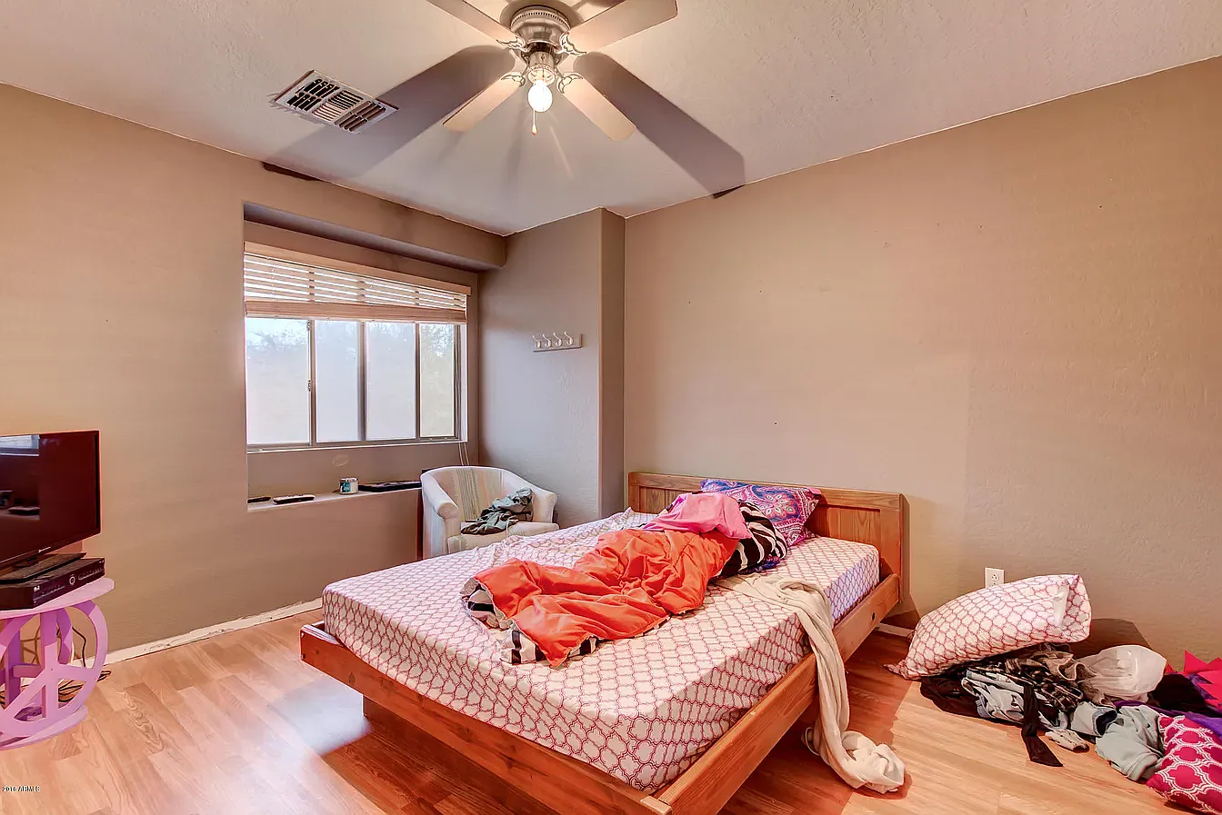 5 bed, 3060 sqft, $3,950 — Photo 2