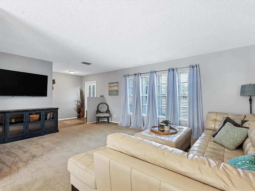 3 bed, 2.0 bath, 1670 sqft, $2,700 — Photo 3