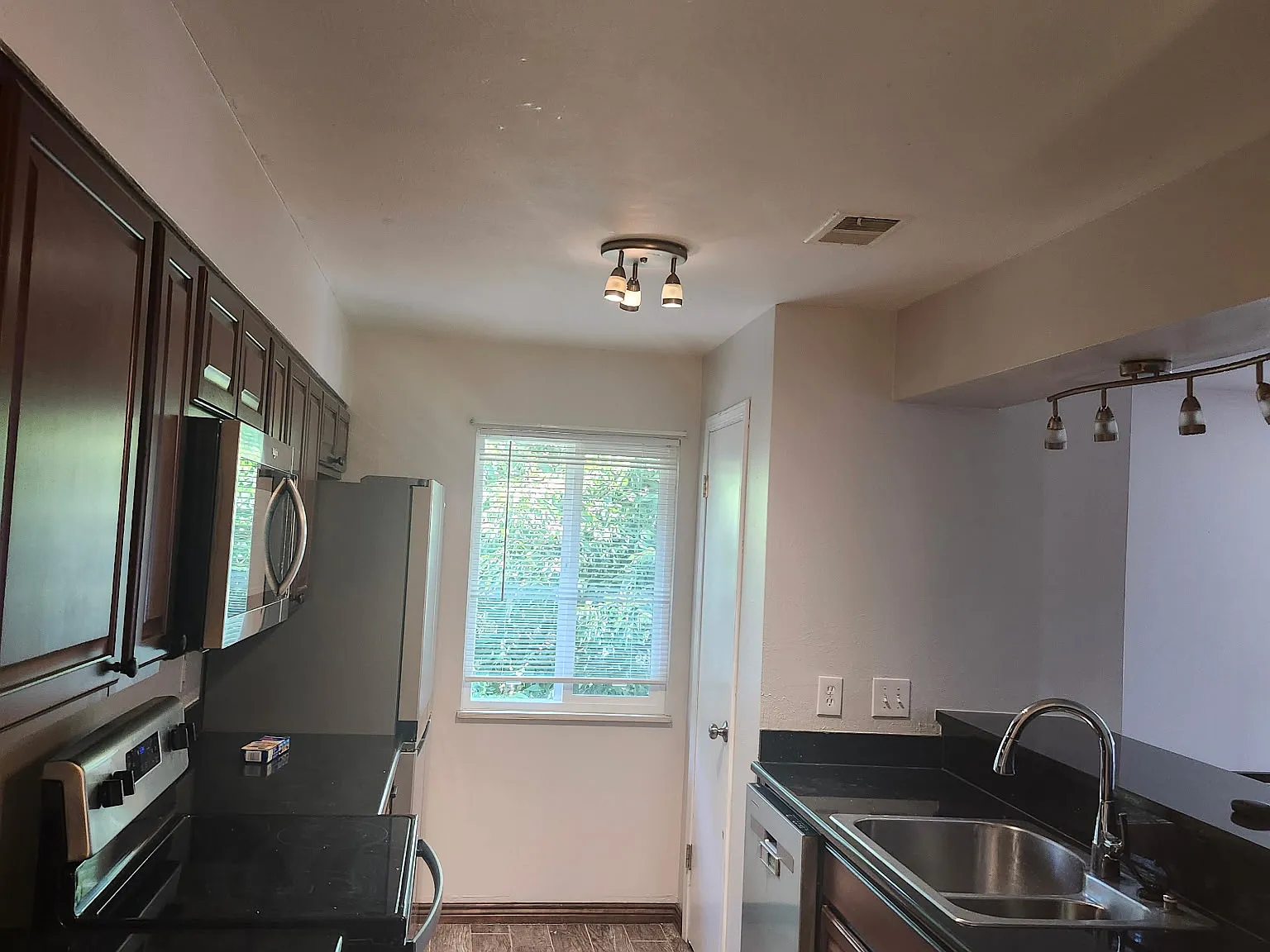 1309 S Chambers Cir — Photo 2