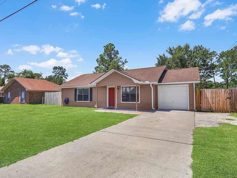 783 Inwood Dr — Photo 3