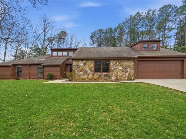 2735 Shadow Pine Dr, Roswell, GA 30076