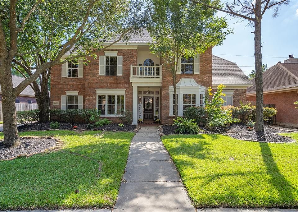 Fabulously traditional style 2-story home nestled in the master planned community of Fairfield!