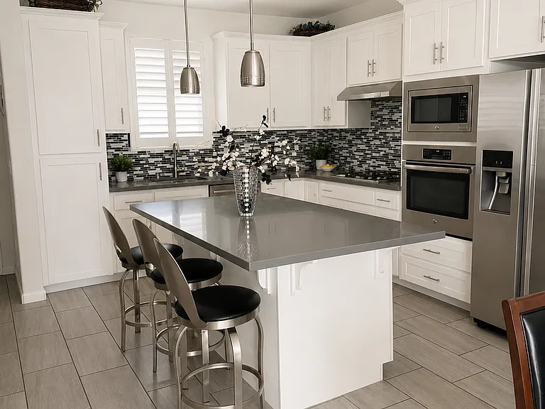 1076 S Fowler Ln — Photo 3