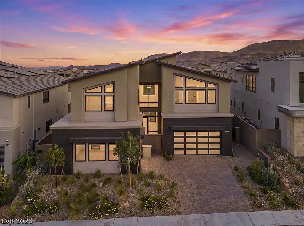 5 bed, 5.5 bath, 4758 sqft, $9,500 — Photo 1