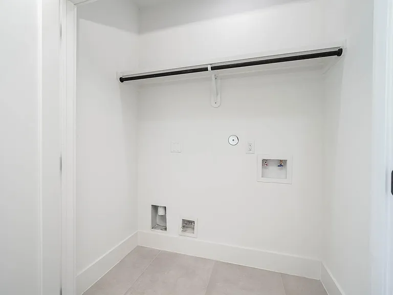 313 N Nagle St — Photo 29