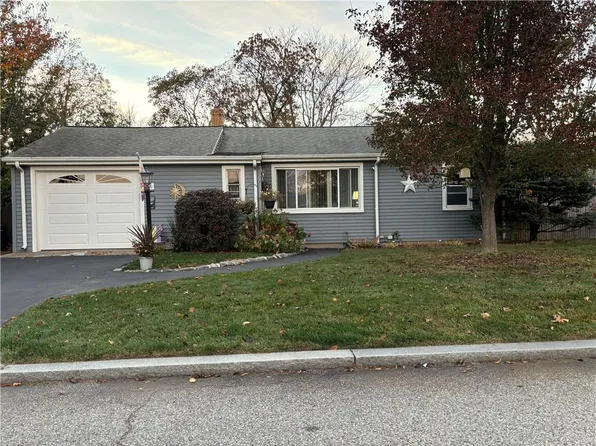 9 Larchwood Dr, Rumford, RI 02916