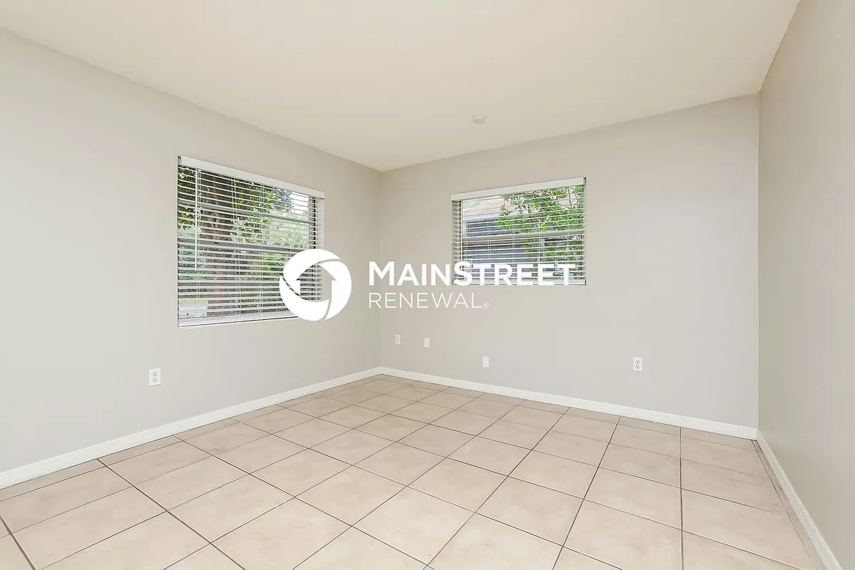 Living Room - 411 S Bay Ave