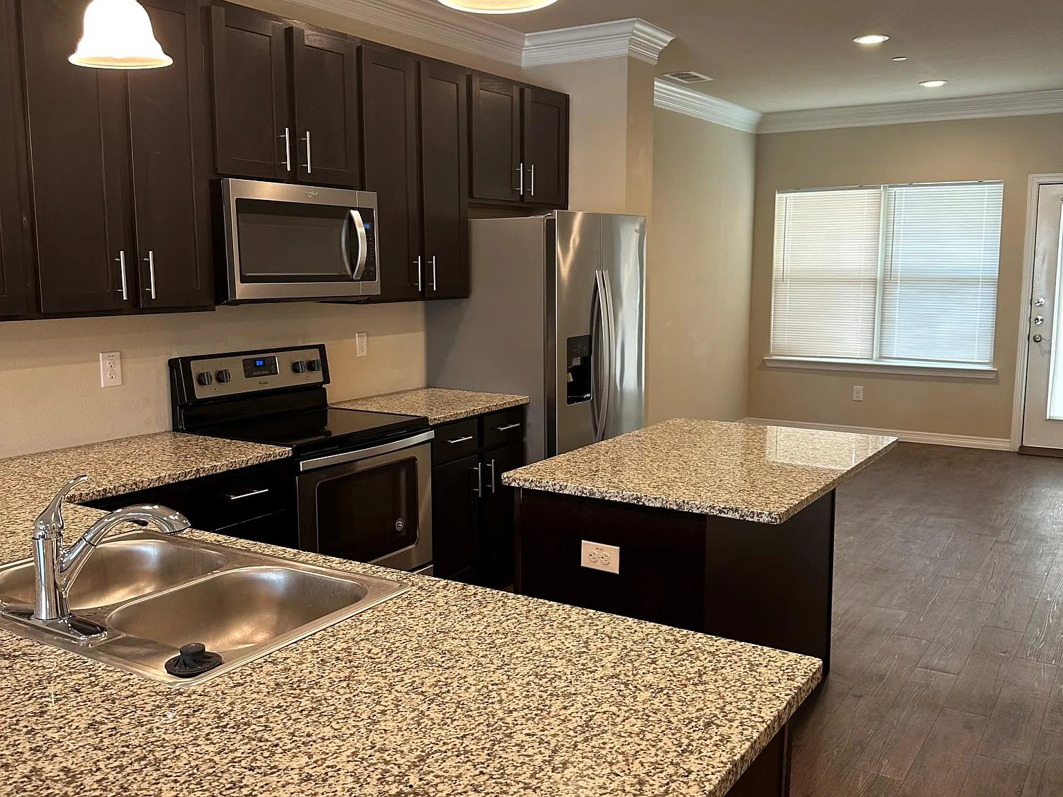 3 bed, 3.5 bath, 1857 sqft, $1,950 — Photo 2