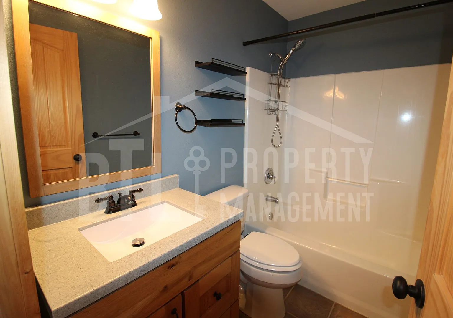 Charming 2 Bedroom Cabin with Creek in Blue Eye, MO — Photo 4