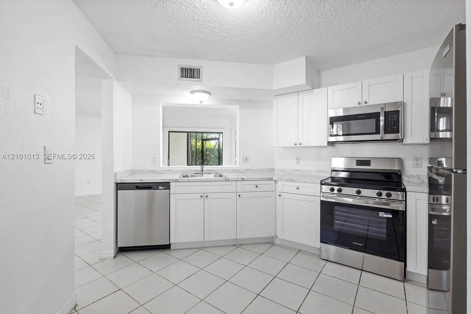 1055 N Franklin Ave — Photo 2