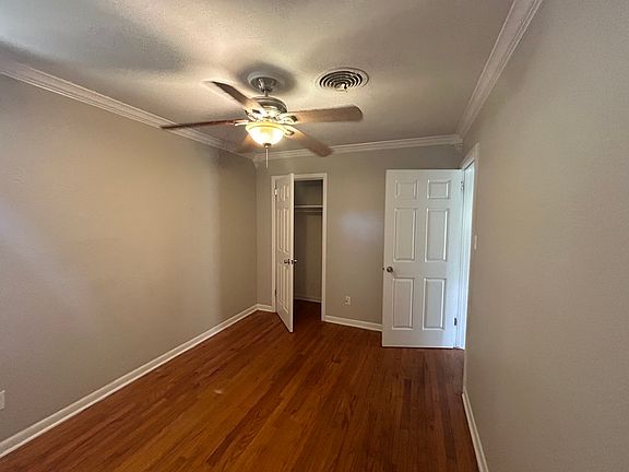 3rd image of 4506 Hamlin Dr