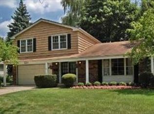 2221 Strawberry Ln, Glenview, IL 60026