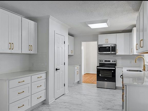 4th image of 612 Walnut Way