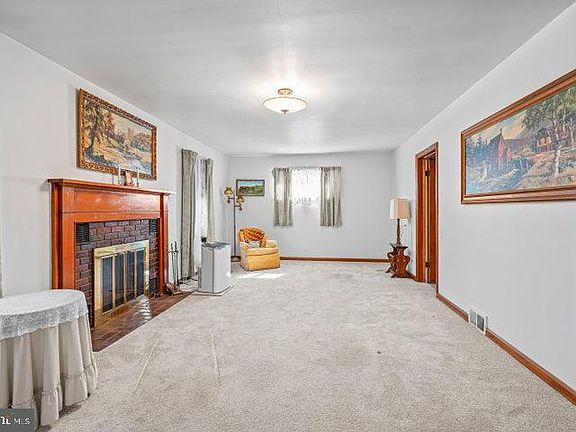 5th image of 416 W Locust St
