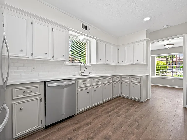 105 Glenmora Ct — Photo 17
