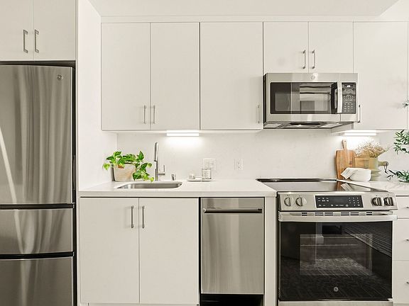 4th image of 2903 4th Ave #802