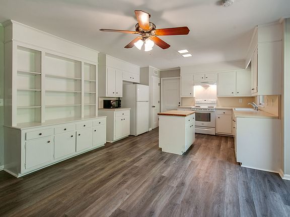 4th image of 3705 Sycamore Ln #A