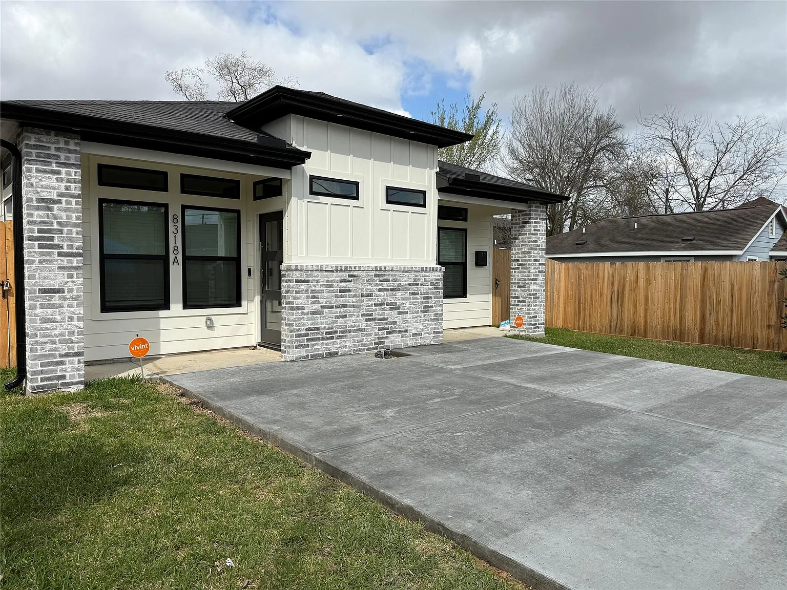 3 bed, 2.0 bath, 1211 sqft, $2,000 — Photo 2
