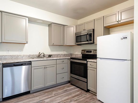 2nd image of 15249 Broadwater Cir