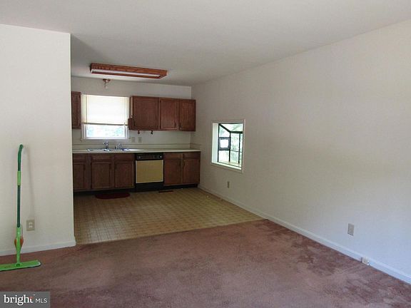 3rd image of 418 Cleveland Ct