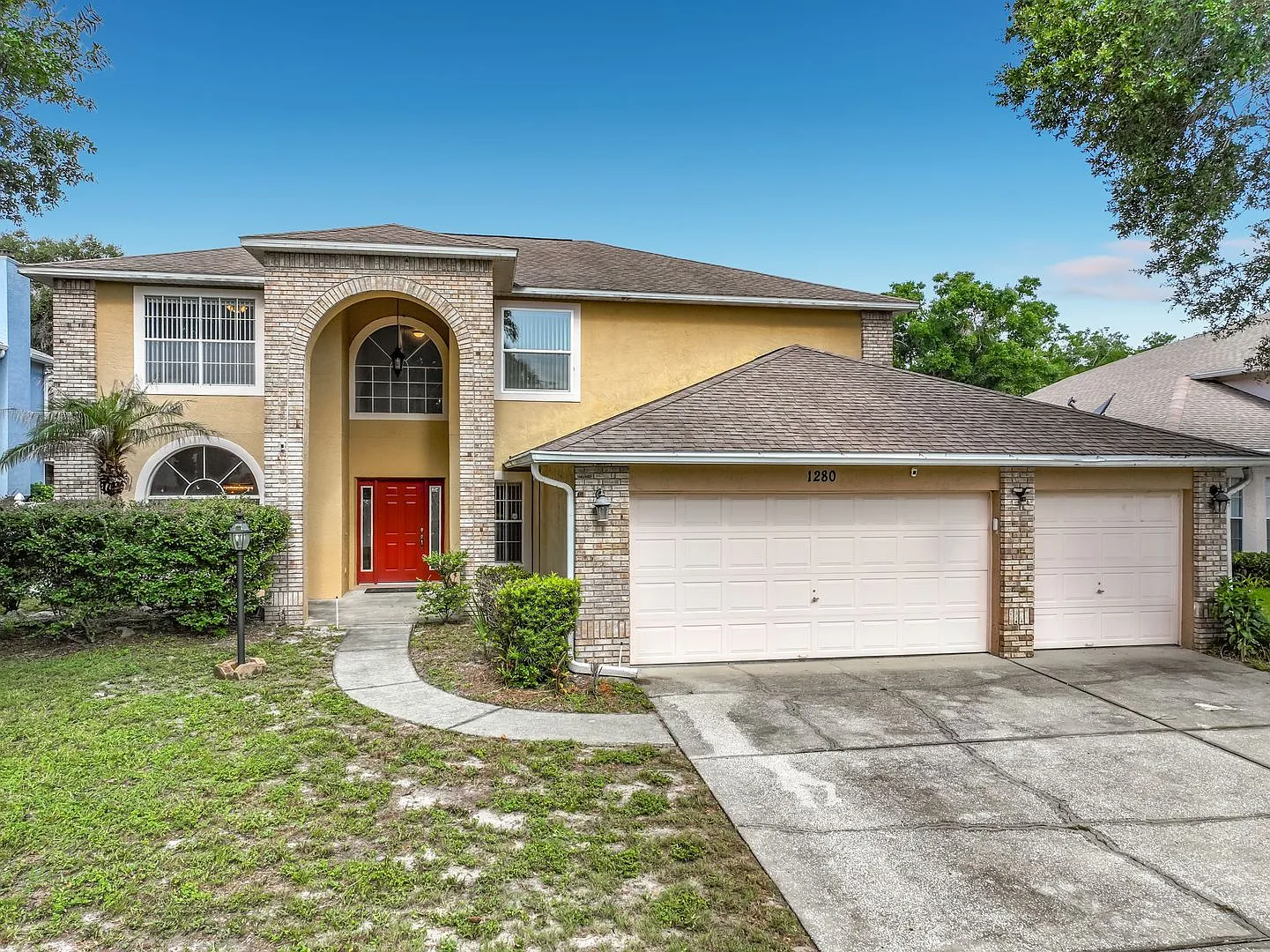 Large Beautiful 5x3 Home with 3 Car Garage with a Pool — Photo 1