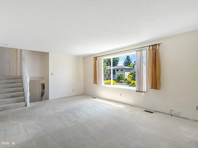 6191 Camsell Cres — Photo 17