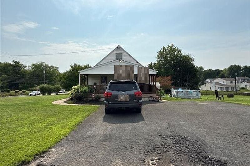 1st image of 552 W Bristol Rd