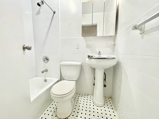 Rented by HOLTON REAL ESTATE INC. | media 12