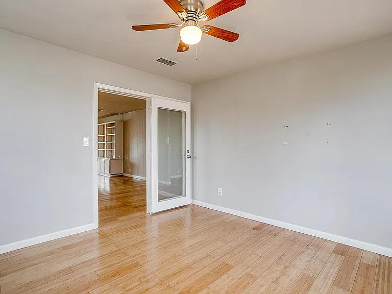 109 SE Dian St — Photo 17