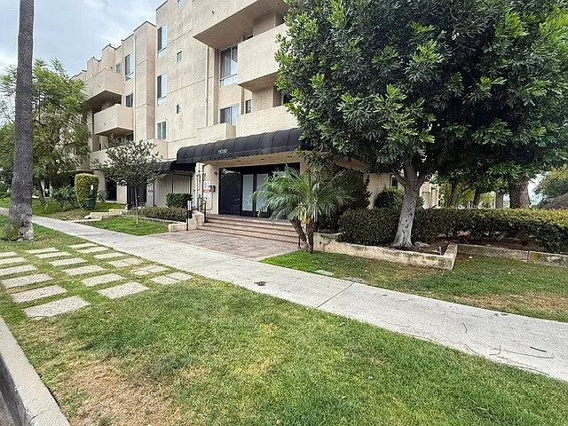 19350 Sherman Way #208 — Photo 2