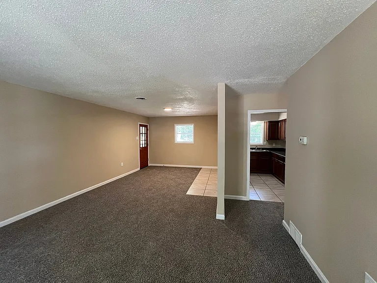 724 Blackstone Ln — Photo 17