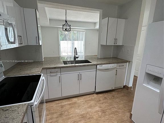 4th image of 10945 NW 43rd Ln Unit 10945