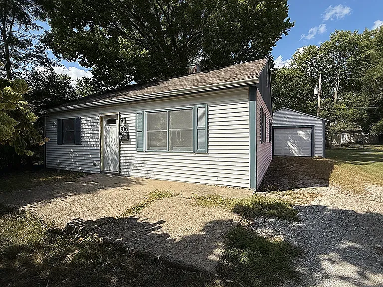 916 E Fairlawn Dr