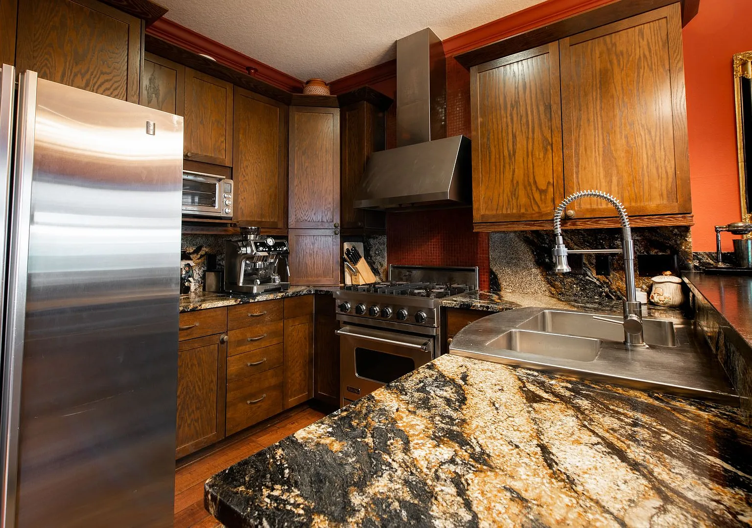 Luxury Townhome \ Rare Find — Photo 3