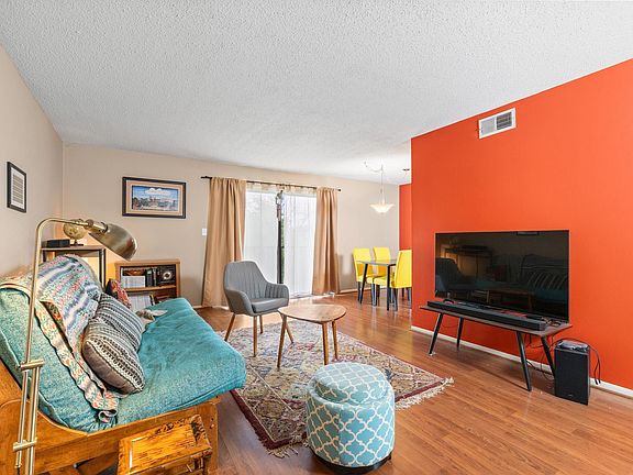 5th image of 2407 Arlington Crescent #E