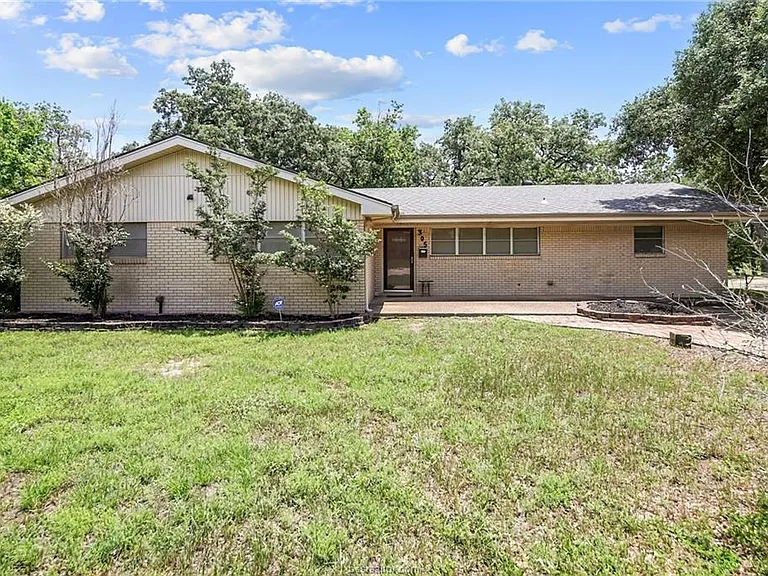 305 Brookside Dr W — Photo 3