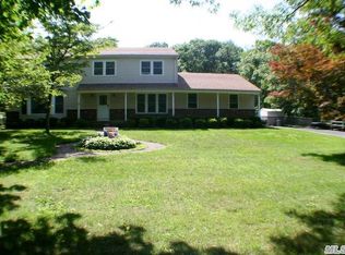 402 Hoffman Ln, Hauppauge, NY 11788