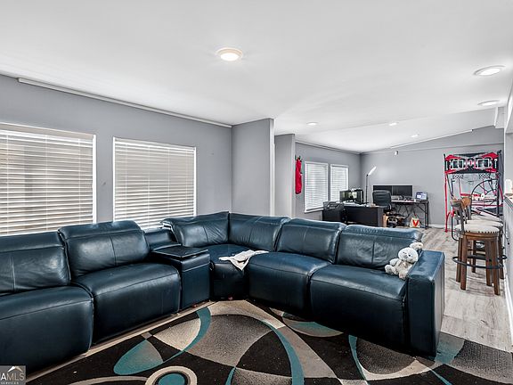 3rd image of 32 Woods Dr