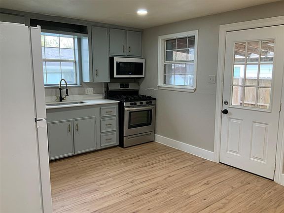 3rd image of 2415 Perry St