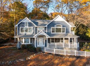 461 River Rd, Saint James, NY 11780