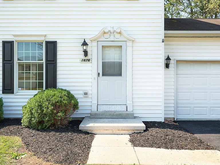 1676 Taylor Dr — Photo 33