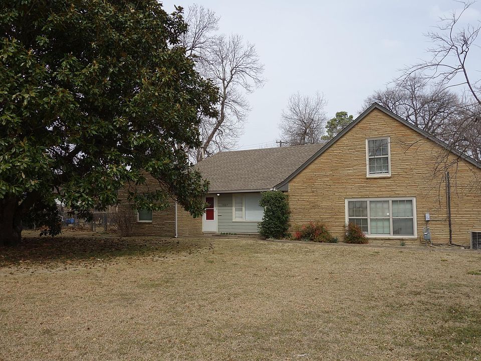 5527 E. 5th St. 2/1/1 Single-Story Duplex.