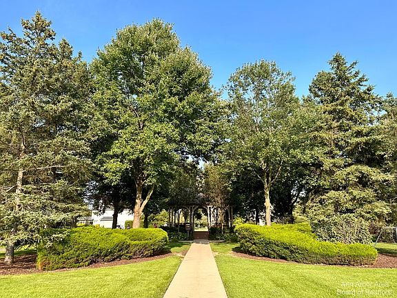 3rd image of 5819 Versailles Ave