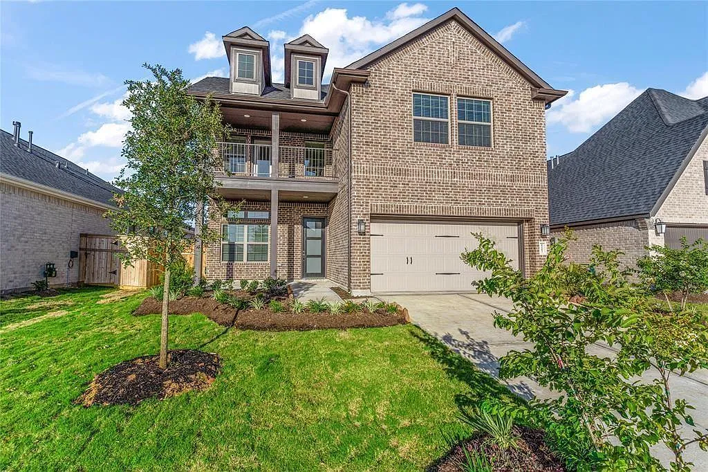 4 bed, 2.5 bath, 2366 sqft, $3,200 — Photo 3