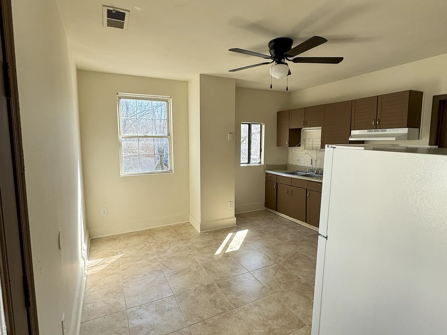 3 bed, 1220 sqft, $1,500 — Photo 2