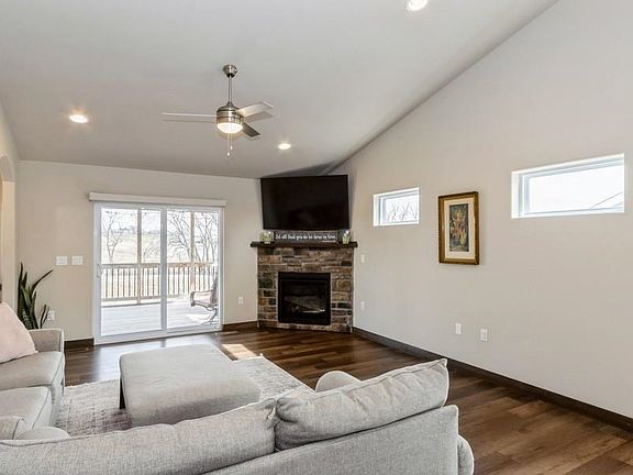 4th image of 710 Creekside Dr