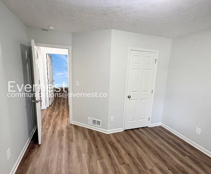 908 Castle Ct — Photo 6