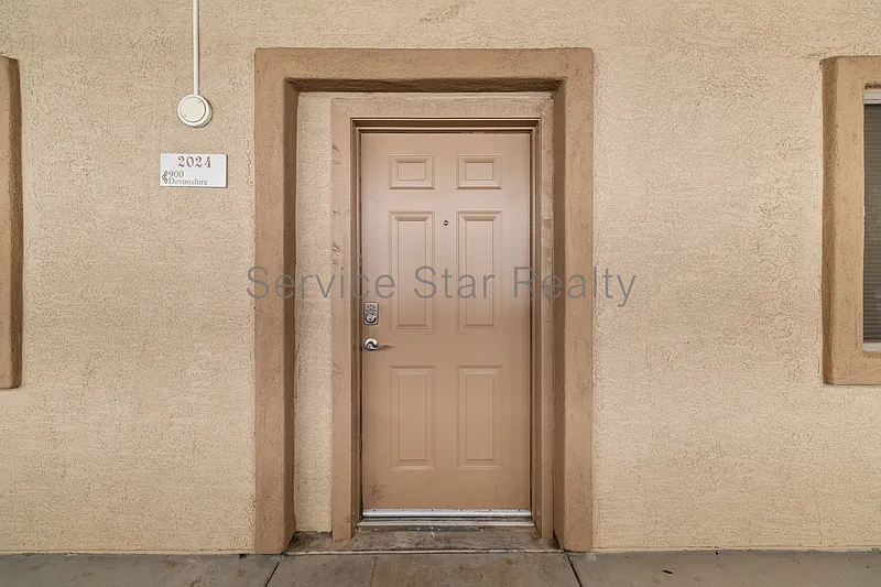 920 E Devonshire Ave — Photo 3