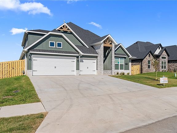 2nd image of 1111 Canyon Maple St