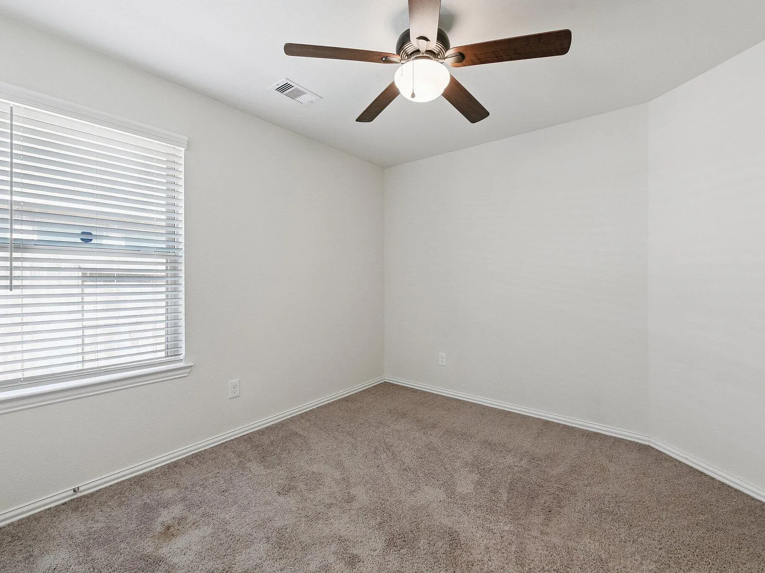 3 bed, 2.5 bath, 1923 sqft, $2,600 — Photo 4